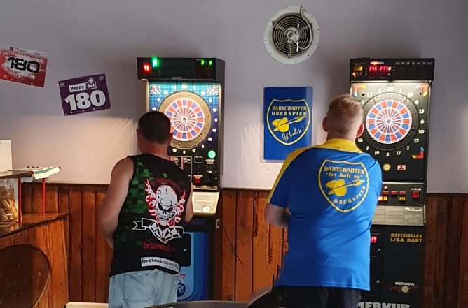 Jetzt fliegen die Pfeile wieder (Foto: Dartchaoten in der Darts Arena Oberspier)