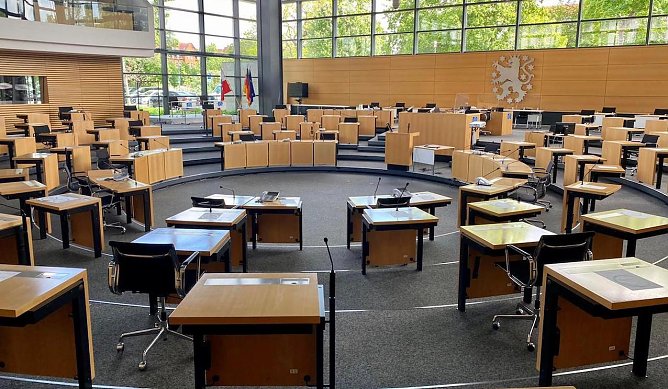 Gro&szlig;er Plenarsaal: Zieht hier im Herbst ein neuer Landtag ein? (Foto: nnz-Archiv)