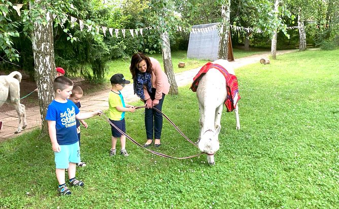 Kinder der DRK Kindertagesst&auml;tte in Sondershausen mit Landr&auml;tin Antje Hochwind-Schneider (Foto: Landratsamt Sondershausen)