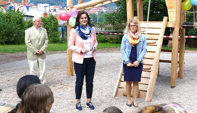 Herr Dr. Thiele, Leitender Kreisdirektor Landratsamt; Frau Landr&auml;tin Antje Hochwind-Schneider; Schulleiterin Grundschule &Ouml;stertal Frau Viktoria Eis (Foto: Antje Mund)