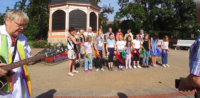 Frankenh&auml;user Frauenchor singen mit den "Musik&uuml;sschen" f&uuml;r die Flutopfer (Foto: Frankenh&auml;user Frauenchor)