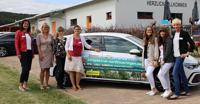 Antje Hochwind-Schneider (Landr&auml;tin Kyffh&auml;userkreis, links im Bild) sowie Mitarbeiterinnen des Regionalmanagements Nordth&uuml;ringen geben gemeinsam mit Jobbloggerin Franziska Strupf (2. von rechts) den Startschuss f&uuml;r den Jobmarathon. (Foto: Regionalmanagement Nordth&uuml;ringen)