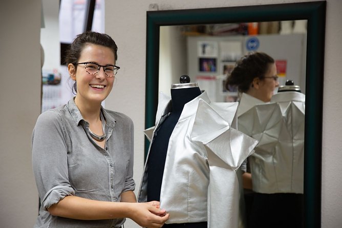 Birte Wallbaum sorgt dafür das auf der Bühne optisch alles passt (Foto: Theater Nordhausen) Birte Wallbaum sorgt dafür das auf der Bühne optisch alles passt (Foto: Theater Nordhausen)