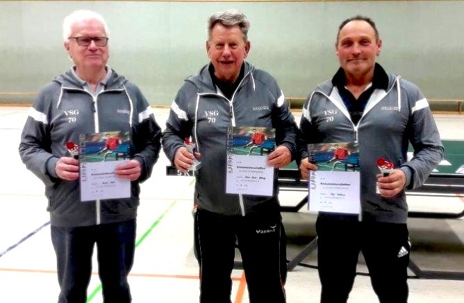 Die VSG Spieler entf&uuml;hrten 3 Pokale und wurden Kreismeister in der  AK &uuml; 55 durch Ralf, in der AK &uuml; 75 Hans- Reiner und in der AK &uuml; 80 Harry. Damit sind sie f&uuml;r die Bezirksmeisterschaften in  Bad Langensalza qualifiziert (Foto: Peter M&ouml;bius)