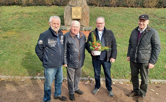 Blumen wurden am Denkmal des Rennfahrers Paul Greifzu abgelegt (Foto: H.Rein)