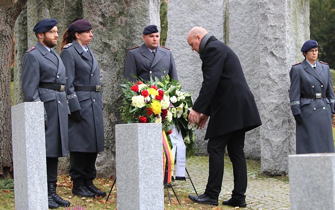Sondersh&auml;user B&uuml;rgermeister Steffen Grimm bei der Kranzniederlegung zum Volkstrauertag im Ehrenhain auf dem Hauptfriedhof in Sondershausen (Foto: Eva Maria Wiegand)