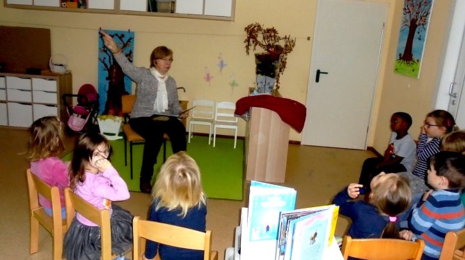 Leseoma begeistert Kita-Kinder (Foto: Stadtverwaltung Sondershausen) Leseoma begeistert Kita-Kinder (Foto: Stadtverwaltung Sondershausen)