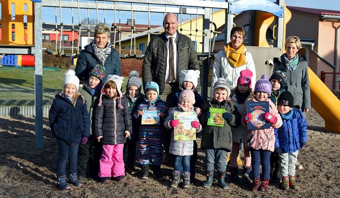 B&uuml;rgermeister Steffen Grimm &uuml;bergibt Geschenke an die Kinder der Kindertagesst&auml;tte Dorfspatzen in Hohenebra. (Foto: P.Zoch)