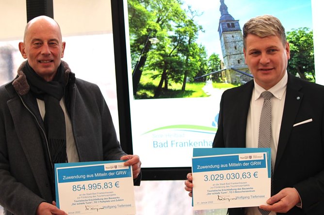F&ouml;rdermittel&uuml;bergabe am Schiefen Turm in Bad Frankenhausen (Foto: Eva Maria Wiegand)