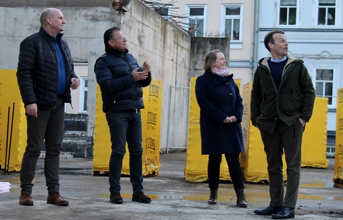 v.l. B&uuml;rgermeister Steffen Grimm, Investor Stefan Hofmann; Sabrina Kilian und Sebastian Weber (K&uuml;nftige Mieter des Pflegeunternehmens aiutanda) (Foto: Eva Maria Wiegand)