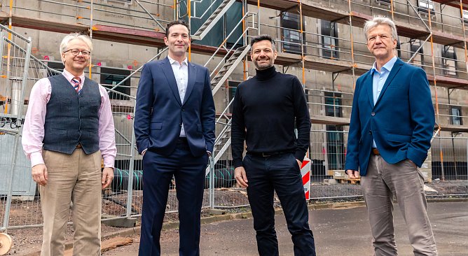 In trauter Runde vor dem Theatranbau: Pavel Baleff, Benjamin Prins, Ivan Alboresi und Daniel Klajner (v.l.n.r.) (Foto: TNLOS)