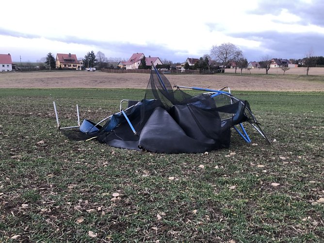 Der Sturm wehte in Schernberg (Kyffh&auml;userkreis) ein Trampolin, gl&uuml;cklicherweise mehrere hunderte Meter auf ein Feld.  (Foto: S. Dietzel)