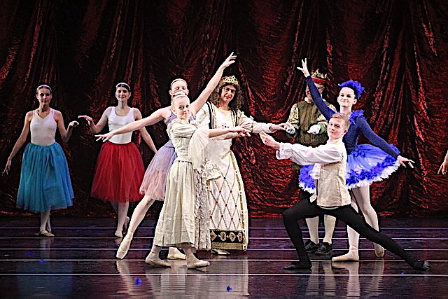 Ballettauff&uuml;hrungen auf der gro&szlig;en B&uuml;hne des Theaters (Foto: Tanzschule Radeva)