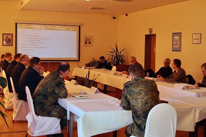Alle an einem Tisch: Vertreter aus Politik, Wirtschaft und Milit&auml;r im gemeinsamen Austausch &uuml;ber den Sachstand im Projekt Reaktivierung der Bahnstrecke Bad Frankenhausen � Bretleben. (Foto: Versorgungsbataillon 131)