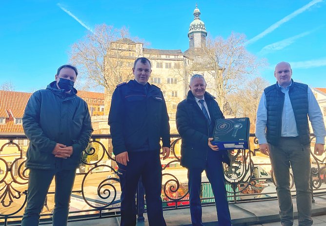 v.r. B&uuml;rgermeister Steffen Grimm, Herr Peters (SV SparkassenVersicherung), Stadtbrandmeister Markus P&ouml;&szlig;el, Karsten Kleinschmidt (Fachbereichsleiter). (Foto: Stadtverwaltung Sondershausen)