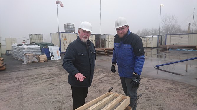 Gerhard J&uuml;ttemann (links) freut sich, wenn der Kali-Bergbau in den S&uuml;dharz zur&uuml;ckkehrt (Foto: agl)