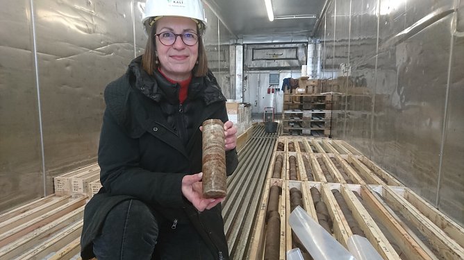 Begehrter Rohstoff aus &uuml;ber 600 Metern Tiefe - Babette Winter zeigt das Kali-Salz dass der Bohrer nach oben geholt hat (Foto: agl)