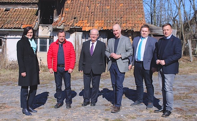 Besichtigung des ehemaligen "Fritzsche Hofs" v.l. Landr&auml;tin Antje-Hochwind-Schneider; Andreas Groppe (Gesch&auml;ftsf&uuml;hrer AGRO Holz Handeln Greu&szlig;en); Dr. Thiele (Verwaltungsleiter LRA Sondershausen);Wolfgang Peter von Ziegenhof Peter; Christoph H&auml;rold (Zust&auml;ndiger f&uuml;r Wirtschaftsf&ouml;rderung und Kreisentwicklung); Torsten Abicht B&uuml;rgermeister in Greu&szlig;en) (Foto: Eva Maria Wiegand)