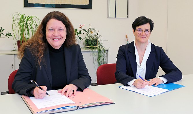 Martina Reinhardt, Abteilungsleiterin im TMBJS und Kerstin K&ouml;nig, Gesch&auml;ftsf&uuml;hrerin des Landessportbundes unterzeichnen die Zuwendungsvereinbarungen. (Foto: TMBJS)