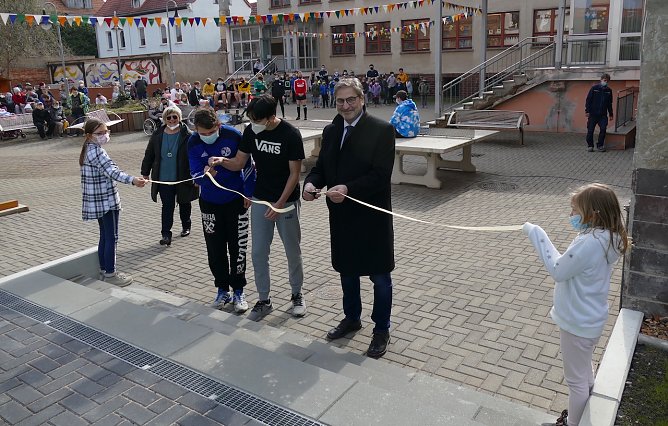 Raimund Scheja (CDU) &uuml;bergibt, in Vertretung f&uuml;r die Landr&auml;tin Frau Antje Hochwind-Schneider (SPD), das Kleinspielfeld des F&ouml;rderzentrums Artern (Foto: LRA Sondershausen)