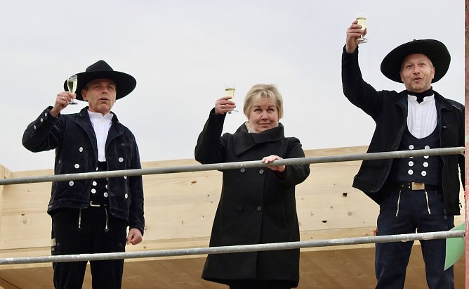 v.l Thoralf B&auml;ring (B&auml;ring Bau);Gudrun Knoch (Projektleiterin Wohnheim Diakonie Novalis); Zimmermann (Foto: Eva Maria Wiegand)