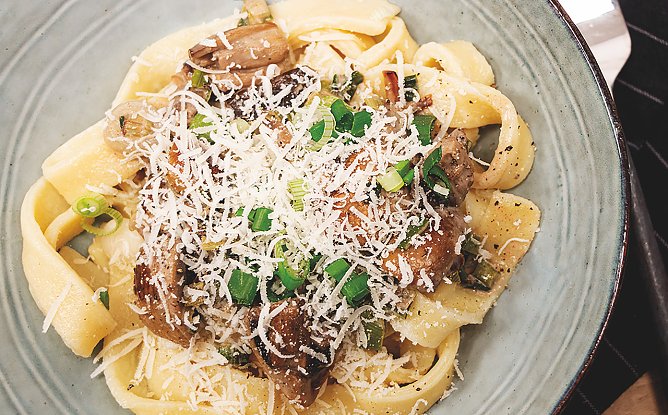 Bei diesem Rezept l&auml;uft die Kartoffel der Nudel den Rang ab: luftig leichte Kartoffel-Tagliatelle mit Pilz-Rahm-So&szlig;e. (Foto: KMG)