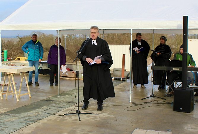Archiv - Pfarrer Süpke bei einer Grundsteinlegung in Ebeleben (Foto: Eva Maria Wiegand) Archiv - Pfarrer Süpke bei einer Grundsteinlegung in Ebeleben (Foto: Eva Maria Wiegand)