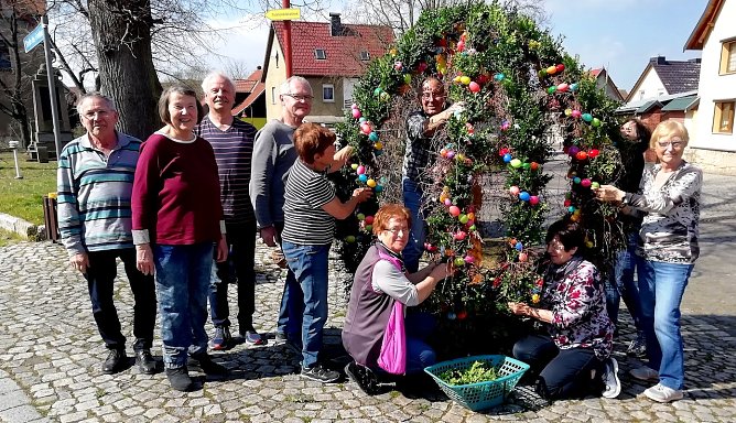 Wandergruppe aus Etzleben schmückt "Ihr" Osterei (Foto: Peter Keßler) Wandergruppe aus Etzleben schmückt "Ihr" Osterei (Foto: Peter Keßler)