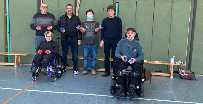 v.l.n.r. hinten Mannschaftsmitglied Frank, Pr&auml;sident des TBRSV Volker Stietzel, Mannschaftsmitglied Max, Torsten Kawaletz (Kreissportbund und BRSG Kyffh&auml;user); v.l.n.r. Mannschaftsmitglieder Carolin; Michael  (Foto: Dieter Schindler/ Sven Baum)