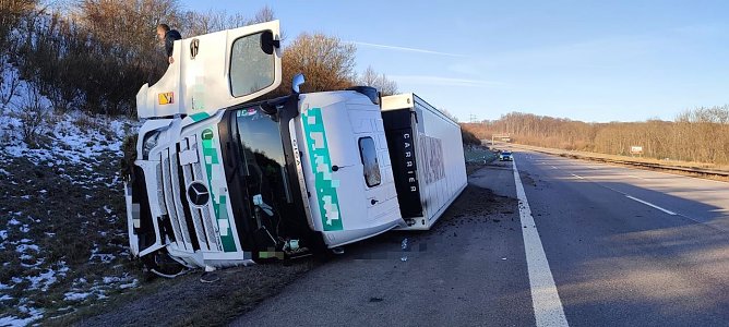 Umgekippter Sattelzug (Foto: Autobahnpolizei) Umgekippter Sattelzug (Foto: Autobahnpolizei)