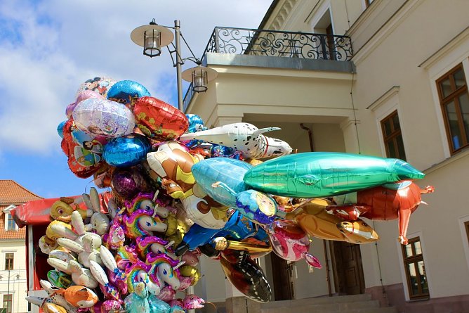 Auf dem Ostermarkt in Sondershausen freuten sich die Kinder &uuml;ber die vielen bunten Luftballons (Foto: Eva maria Wiegand)