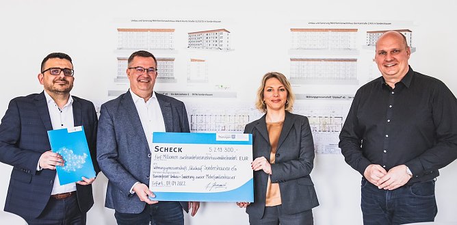 Ministerin Susanna Karawanskij &uuml;bergibt F&ouml;rdermittelbescheide (Foto: TMIL/D. Santana)