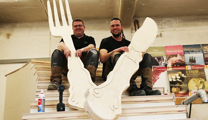 Die beiden Theatertischler Jens Grabe und Dominik Siebert  (Foto: TNLOS)