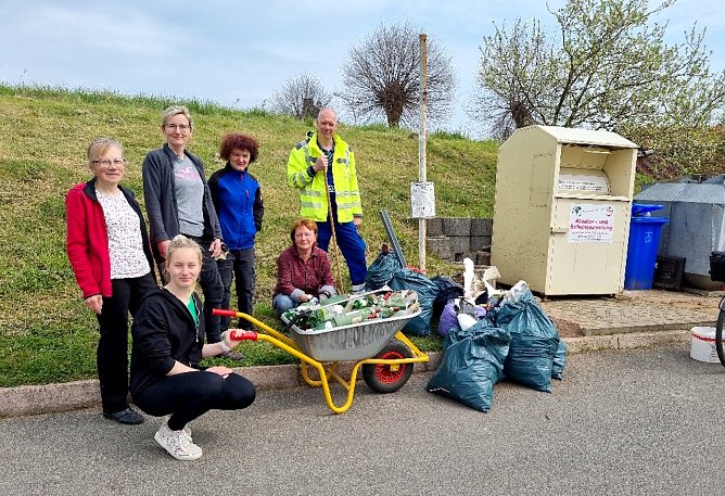 Hachelbichler entsorgen fremdem M&uuml;ll, der teilweise achtlos im Vorbeifahren aus dem Auto geworfen wird (Foto: Petra Hartung)