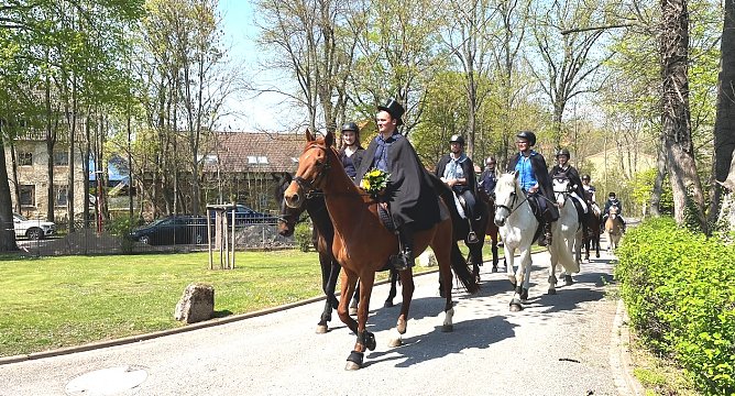 Die Reiterschaft erreicht das Schloss in Gr&uuml;ningen (Foto: Karina Krausholz)