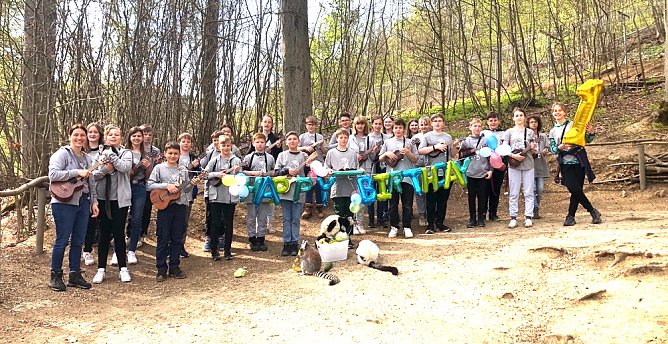 Geburtstagsfeier f&uuml;r Floyd mit Sch&uuml;lern der Franzbergschule im Affenpark Strau&szlig;berg (Foto: S. Dietzel)