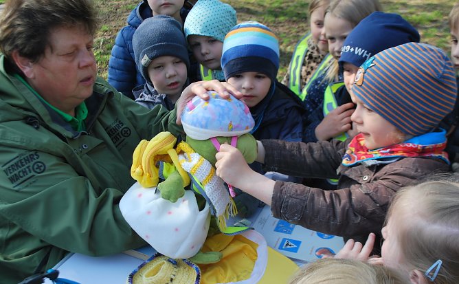 Radfahren ohne Helm geht gar nicht! Gudrun Holbe von der Verkehrswacht erkl&auml;rt warum (Foto: Katrin Milde)