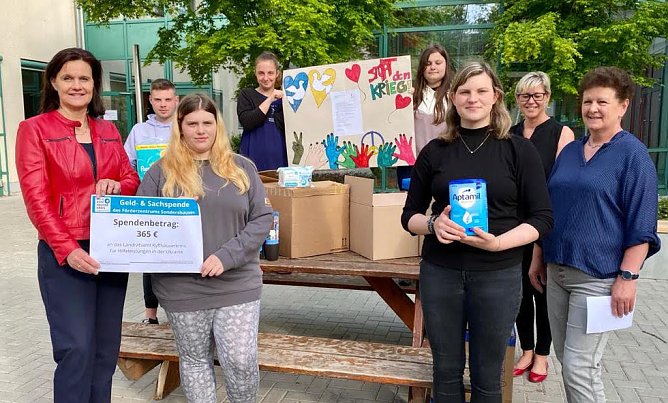 Scheck&uuml;bergabe an die Landr&auml;tin (Foto: Landratsamt)