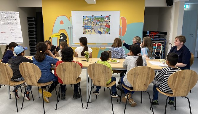 Mit dem Wimmelbild auf Spurensuche nach K&auml;pt'n Kork. (Foto: I.R&ouml;mer)