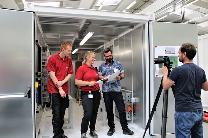 Karsten Ullmann von der begleitenden Agentur artistil erkl&auml;rt zwei Auszubildenden bei Maximator den Drehplan (Foto: Pressestelle Landratsamt Nordhausen)