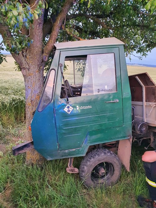 Mit &uuml;ber zwei Promille gegen einen Baum gekracht (Foto: S. Dietzel/Feuerwehr Bad Frankenhausen)