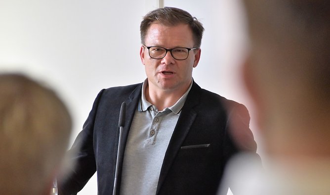 Der Ostbeauftragte der Bundesregierung im Bundeskanzleramt, Staatsminister Carsten Schneider, hielt das Gru&szlig;wort. (Foto: HWK Erfurt/Susann Eberlein)