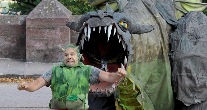 Drache Fangdorn auf dem Mittelalterfest am Kyffh&auml;user Denkmal (Foto: Eva Maria Wiegand)