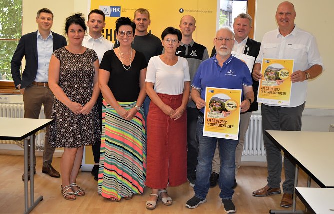 (v.l.n.r.): Thomas Lotzwik, Filialbereichsleiter bei der Kyffh&auml;usersparkasse, Christian B&ouml;duel, Regionalleiter Nordth&uuml;ringen der IHK Erfurt, Angela B&ouml;hme, Mitarbeiterin der Wirtschaftsf&ouml;rderung und Innenstadtentwicklung der Stadt Sondershausen und B&uuml;rgermeister Steffen Grimm freuen sich auf das "Heimat Shoppen" in Sondershausen (Foto: Janine Skara)