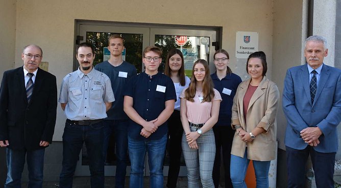 Finanzamtsleiter Josef Wulfing (re.); Ausbildungsleiter Guido Rhode (li.);  sieben neue Kolleginnen und Kollegen. � (Foto: Finanzamt Sondershausen)