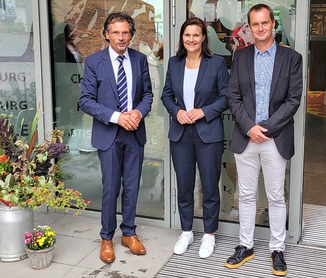 (v.r.) Mario Suckert (TLUBN), Landr&auml;tin Antje Hochwind-Schneider, Knut Hoffmann (BM Kyffh&auml;userland) vor dem Eingang des Geopark Informationszentrum (Foto: TLUBN 2022)