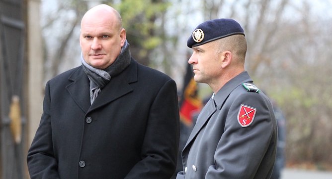 (Archiv) v.l.n.r. B&uuml;rgermeister Steffen Grimm und Oberstleutnant Faul bei der Vereidigung von neuen Rekruten auf dem Gel&auml;nde des Sondersh&auml;user Schlosses im Oktober 2021 (Foto: Eva Maria Wiegand)