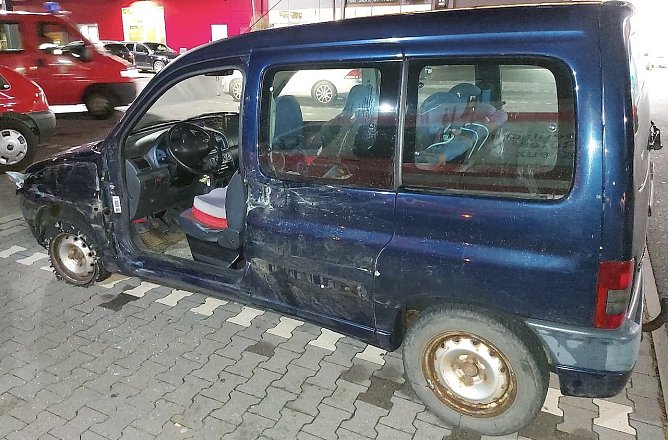 Durch den Unfall wurde die Fahrertür aus der Verankerung gerissen (Foto: S. Dietzel) Durch den Unfall wurde die Fahrertür aus der Verankerung gerissen (Foto: S. Dietzel)