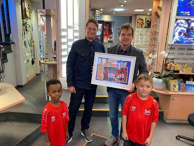 SG Empor bedankt sich bei seinem Sponsor (Foto: Alexej Peilmann - SG Empor) SG Empor bedankt sich bei seinem Sponsor (Foto: Alexej Peilmann - SG Empor)