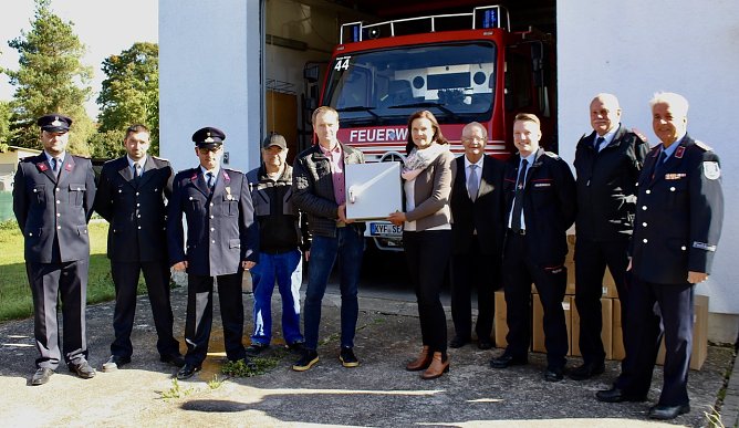 Übergabe von 110 Sirenensteuerungssystemen für den Kyffhäuserkreis (Foto: Eva Maria Wiegand) Übergabe von 110 Sirenensteuerungssystemen für den Kyffhäuserkreis (Foto: Eva Maria Wiegand)